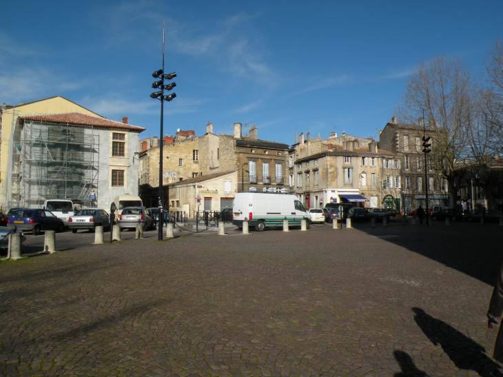 petite place devant l'église Sainte-Croix